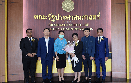 ร่วมแสดงความยินดีแก่ศิษย์เก่าที่ได้รับโล่รางวัล นักศึกษาเก่าที่สร้างชื่อเสียง