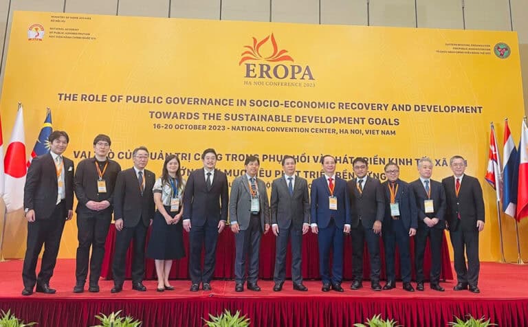 รศ. ดร.อัชกรณ์ วงศ์ปรีดี รองคณบดีฝ่ายบริหาร คณะรัฐประศาสนศาสตร์ สถาบันบัณฑิตพัฒนบริหารศาสตร์ ได้รับมอบหมายจาก รองศาสตราจารย์ ดร.พลอย สืบวิเศษ คณบดีคณะรัฐประศาสนศาสตร์ ให้เป็นผู้แทนคณบดีเข้าร่วมการประชุม Eastern Regional Organization for Public Administration (EROPA) 2023