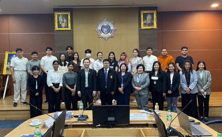 รศ. ดร.ติญทรรศน์ ประทีปพรณรงค์ นำนักศึกษานักศึกษาหลักสูตรรัฐประศาสนศาสตร์มหาบัณฑิต (MPA) และ หลักสูตรรัฐประศาสนศาสตรมหาบัณฑิต (MPPM) ภาคปกติ