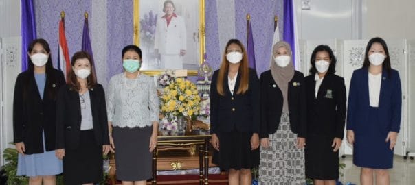 ลงนามถวายพระพรและนำแจกันดอกไม้ทูลเกล้าถวายฯ หน้าพระฉายาลักษณ์สมเด็จพระกนิษฐาธิราชเจ้ากรมสมเด็จพระเทพรัตนราชสุดา ฯ สยามบรมราชกุมารี
