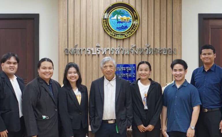 ศ. ดร.อุดม ทุมโฆสิต อาจารย์ประจำคณะรัฐประศาสนศาสตร์ นิด้า นำนักศึกษาปริญญาโท หลักสูตรรัฐประศาสนศาสตรมหาบัณฑิต สาขาวิชาเอกการปกครองท้องถิ่น ลงพื้นที่เชิงปฏิบัติการ ณ องค์การบริหารส่วนจังหวัดระยอง