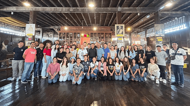ภาพบรรยากาศการจัดการเรียนการสอนนอกสถานที่ ณ บริเวณชุมชนวัดไทร (บ้านดอน) ในรายวิชา รศ. 7904 นโยบายสาธารณะ อาจารย์ผู้สอน : ผศ.ดร.ชุมพล อุ่นพัฒนาศิลป์