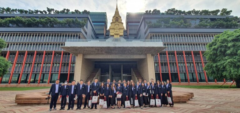 นักศึกษาหลักสูตรรัฐประศาสนศาสตรมหาบัณฑิต MPA ภาคพิเศษ ศูนย์การศึกษา จ.พิษณุโลก รุ่นที่ 25 ศึกษาดูงาน ณ สำนักงานเลขาธิการสภาผู้แทนราษฎร อาคารรัฐสภา  สถาบันบัณฑิตพัฒนบริหารศาสตร์ กรุงเทพมหานคร และบริษัท ปตท. จำกัด(มหาชน) ศูนย์บริการวังจันทร์วัลเลย์ ตำบลป่ายุบ อำเภอวังจันทร์